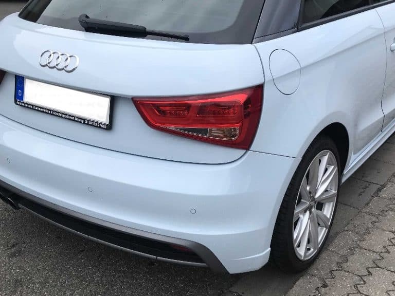 Heckansicht seitlich Autoreparatur Werkstatt