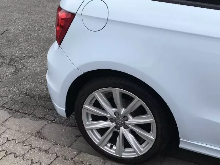 Seitenansicht Autolackierung Autoreparatur Werkstatt